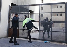 Policías intervienen en un edificio okupado.