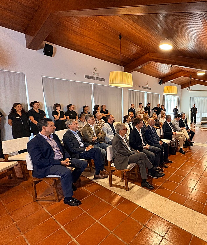 Imagen secundaria 2 - Dos imágenes del proyecto de reforma del Parador de Turismo de Nerja y asistentes a la presentación.