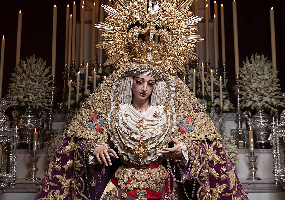 La Virgen de la Trinidad, durante el besamanos extraordinario.