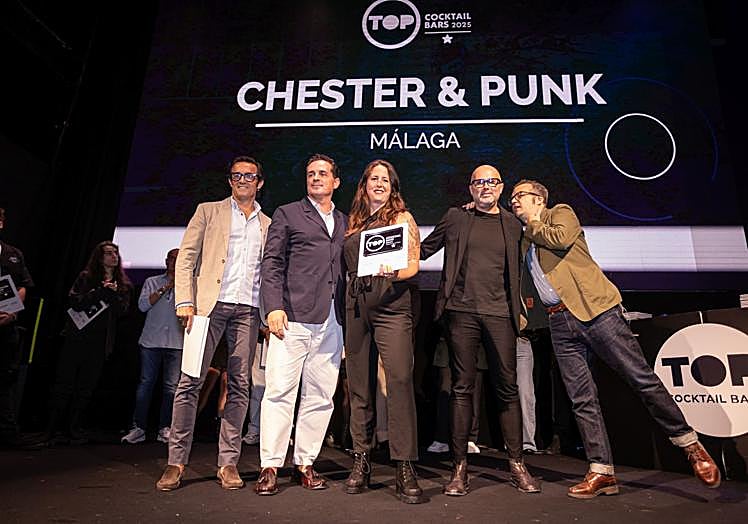 Los responsables de Chester & Punk recogiendo su reciente Estrella en la ceremonia de Top Cocktails Bars 2025.