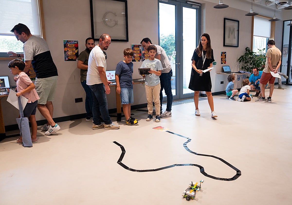 Imagen principal - La yincana abarca robótica, programación o diseño digital, entre otras disciplinas STEAM.
