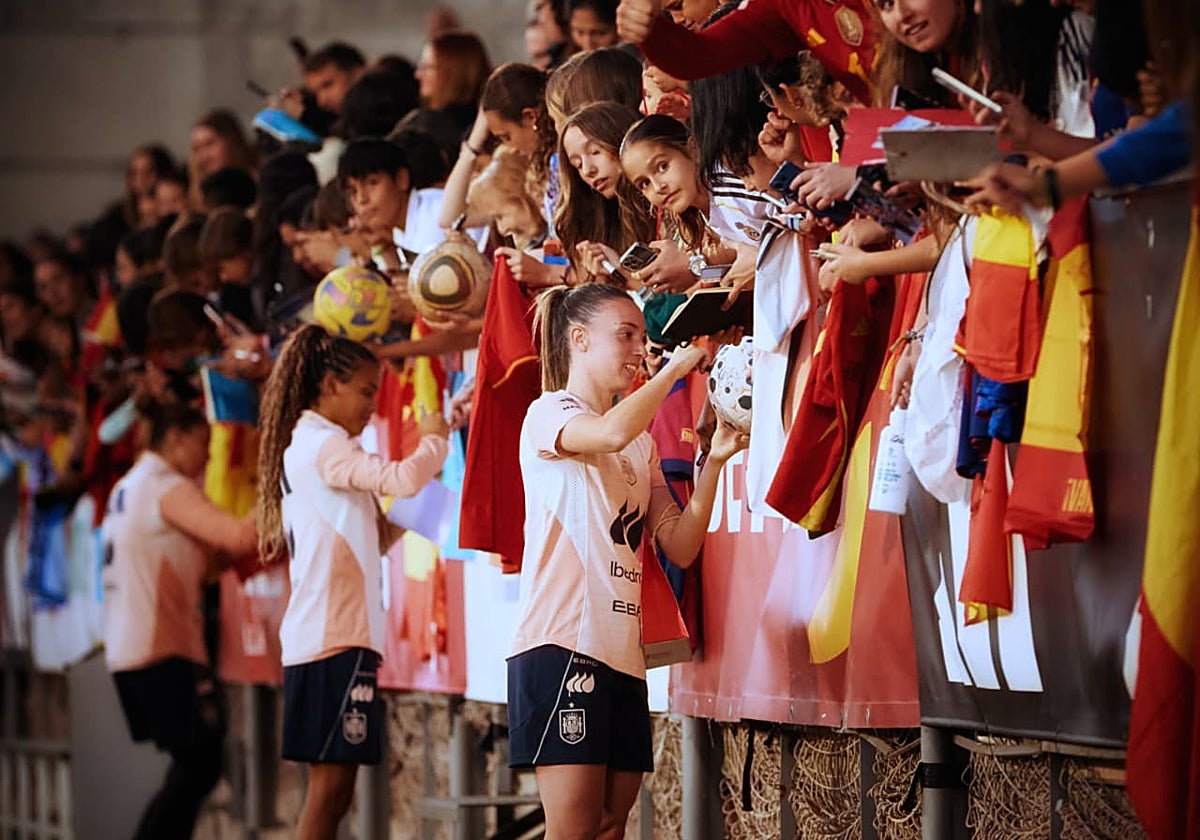 Las jugadoras, en el entrenamiento abierto al público del lunes, en Las Rozas.