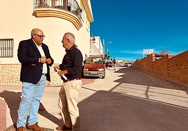 El alcalde veleño, Jesús Lupiáñez, y el concejal de Infraestructuras, Jesús María Claros, en Almayate.