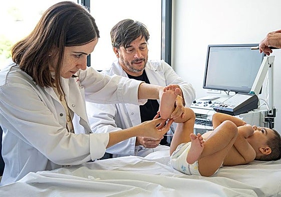 El pequeño Dani, en una revisión del Hospital San Juan de Dios de Barcelona.