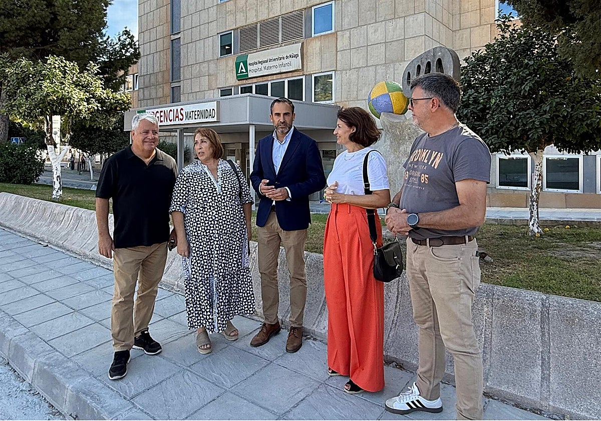 Los socialistas Salva Trujillo, Mari Carmen Martín, Dani Pérez, Rosa del Mar Rodríguez y Jorge Quero, delante del Materno Infantil de Málaga.