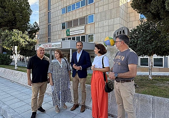 Los socialistas Salva Trujillo, Mari Carmen Martín, Dani Pérez, Rosa del Mar Rodríguez y Jorge Quero, delante del Materno Infantil de Málaga.