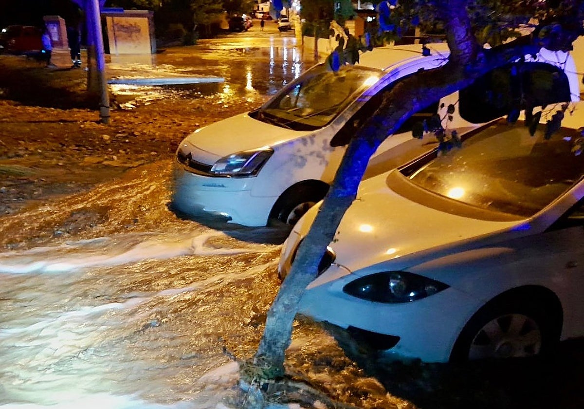 Imagen del agua acumulada en la calle Vertedera de Chilches.
