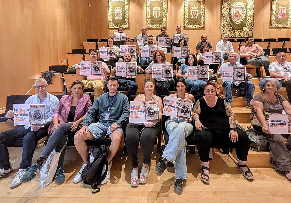 El diputado provincial, concejales, alcaldes y dirigentes de IU, en el encierro.