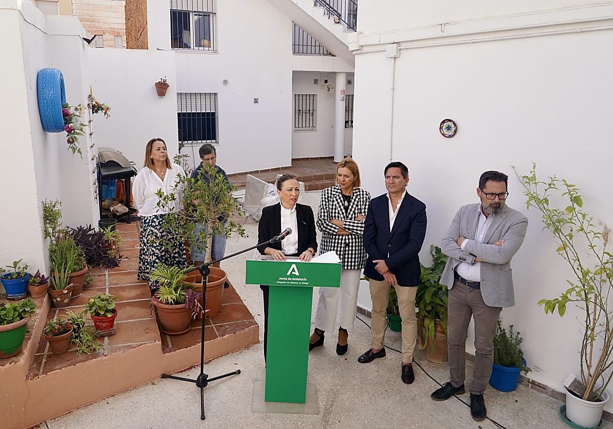 Responsables de la Junta en la zona del Perchel en la que se han recuperado VPO 'okupadas'.