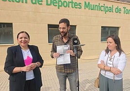 Ediles del PSOE, junto a las instalaciones del pabellón Maestro Salvador Sánchez.