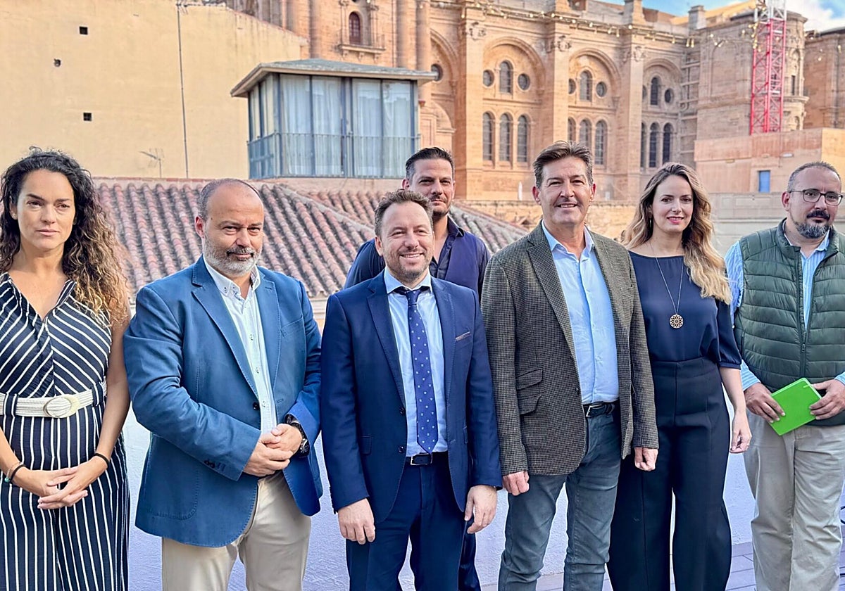 Antonio Alcázar y Yolanda Gómez junto con otros miembros de la formación Vox.