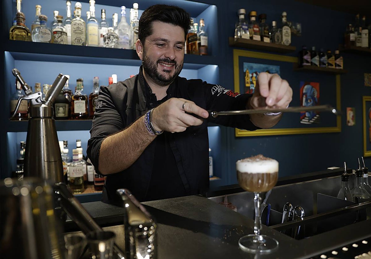 Ángel Vita prepara uno de los cócteles que sirve en Yoconda No Está.