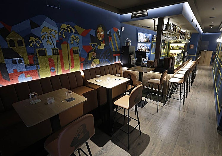 Interior del local, con el mural de la Gioconda.