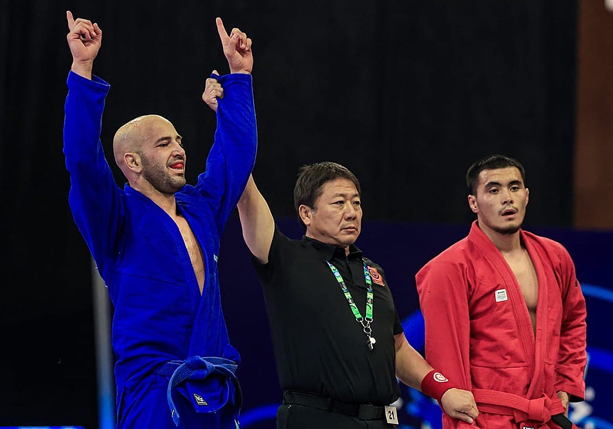 Héctor Sepúlveda, celebrando una victoria en Serbia.