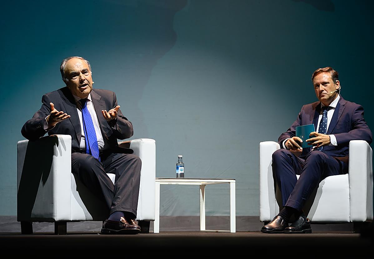 Antonio Luque, presidente de DCoop, ha participado en el foro organizado por Cajamar. En la imagen, junto a Sergio Durán, director territorial de Cajamar en Málaga, Granada y Melilla.