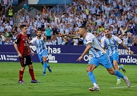 Dioni celebra su gol frente al Mirandés en el encuentro entre ambos en La Rosaleda de la pasada temporada.