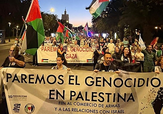 Los manifestantes han marchado por el Paseo del Parque.