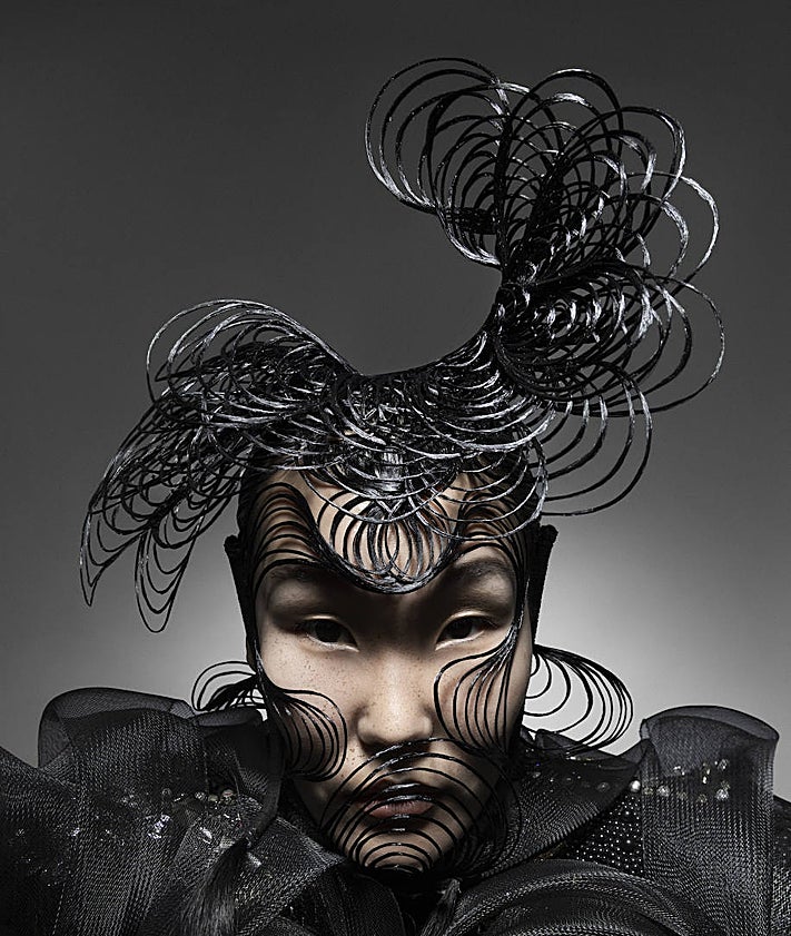 Imagen secundaria 2 - El malagueño Rafael Bueno con los reconocimientos de la Pasarela Fígaro 2025 y dos de los trabajos de la colección. 