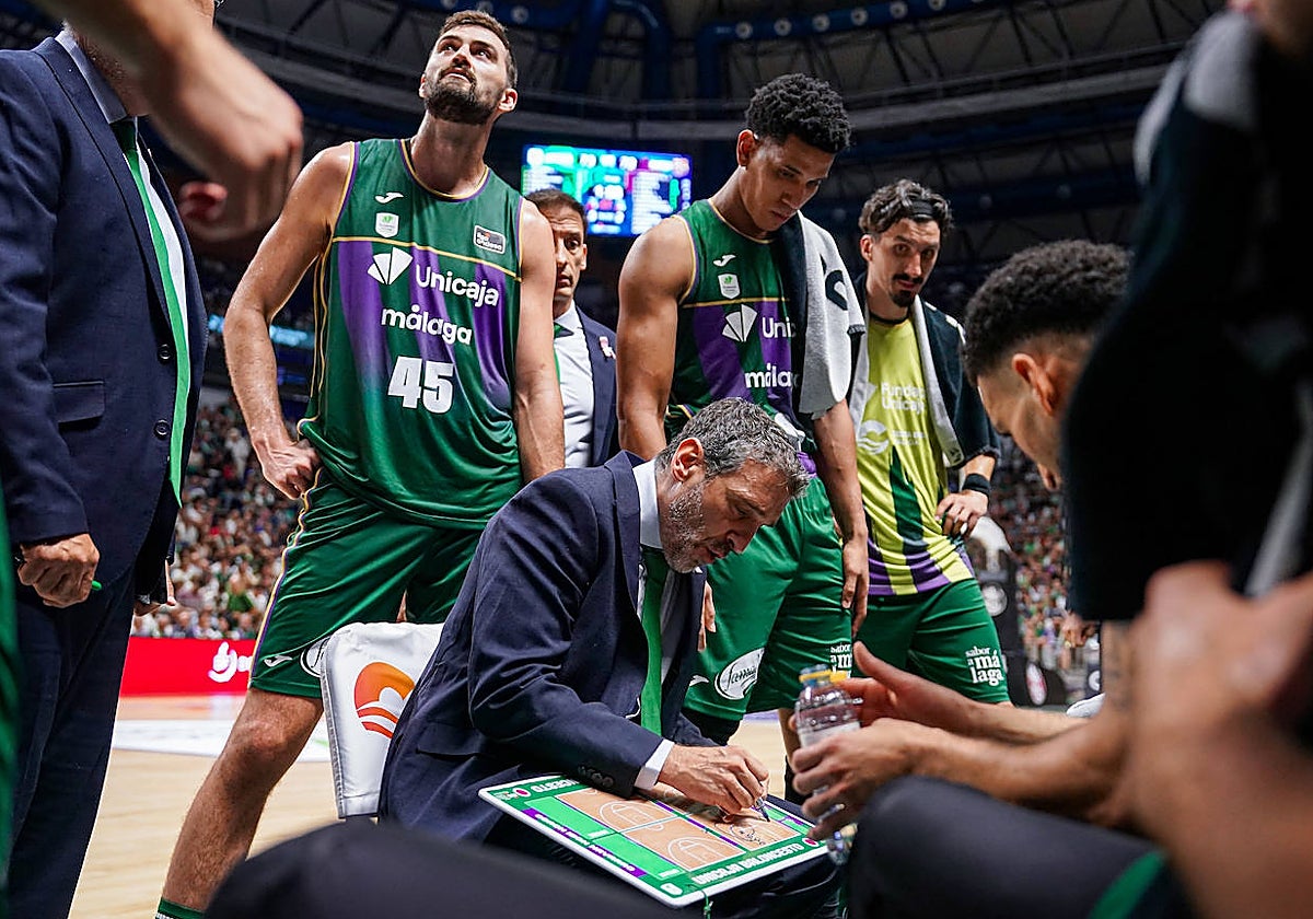 Ibon Navarro da instrucciones en un tiempo muerto.