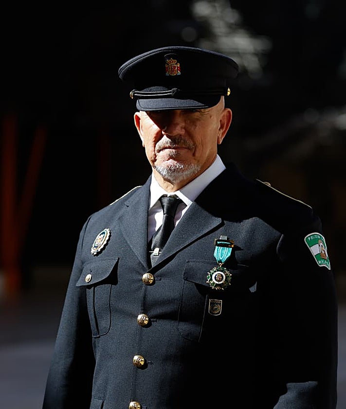 Imagen secundaria 2 - José Antonio Fernández (arriba) acompañado de sus padres; Rafael Rubio (abajo, izquierda) sostiene la felicitación, y Juan A., oficial del GIP.