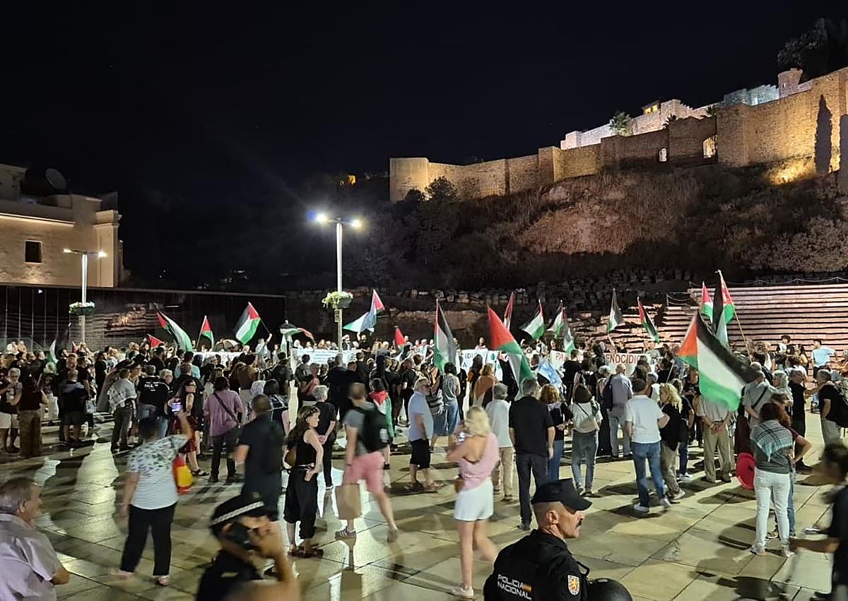 Imagen secundaria 1 - Cientos de personas vuelven a recorrer Málaga en solidaridad con Palestina tras la violación del alto el fuego