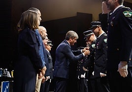 Homenaje a los que se juegan su vida por los demás: rescates a 40 metros, en plena DANA y a punta de escopeta