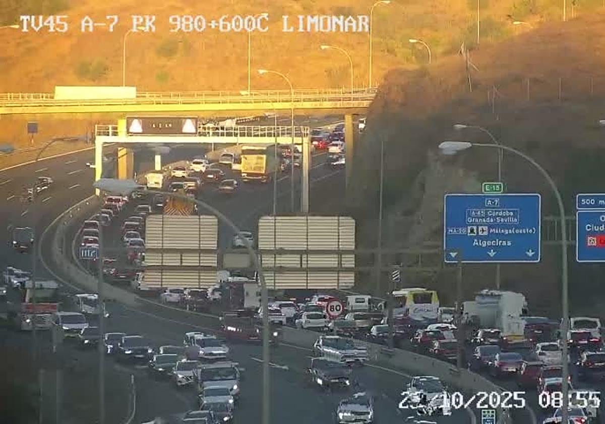 Imagen de las retenciones, este jueves, a la altura del Limonar.