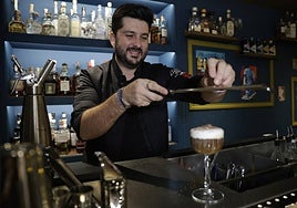 Ángel Vita prepara uno de los cócteles que sirve en Yoconda No Está.