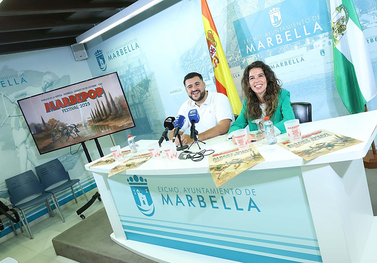 El concejal de Juventud, Alejandro González, y la presidenta de la asociación CADI, Ángela Sánchez.