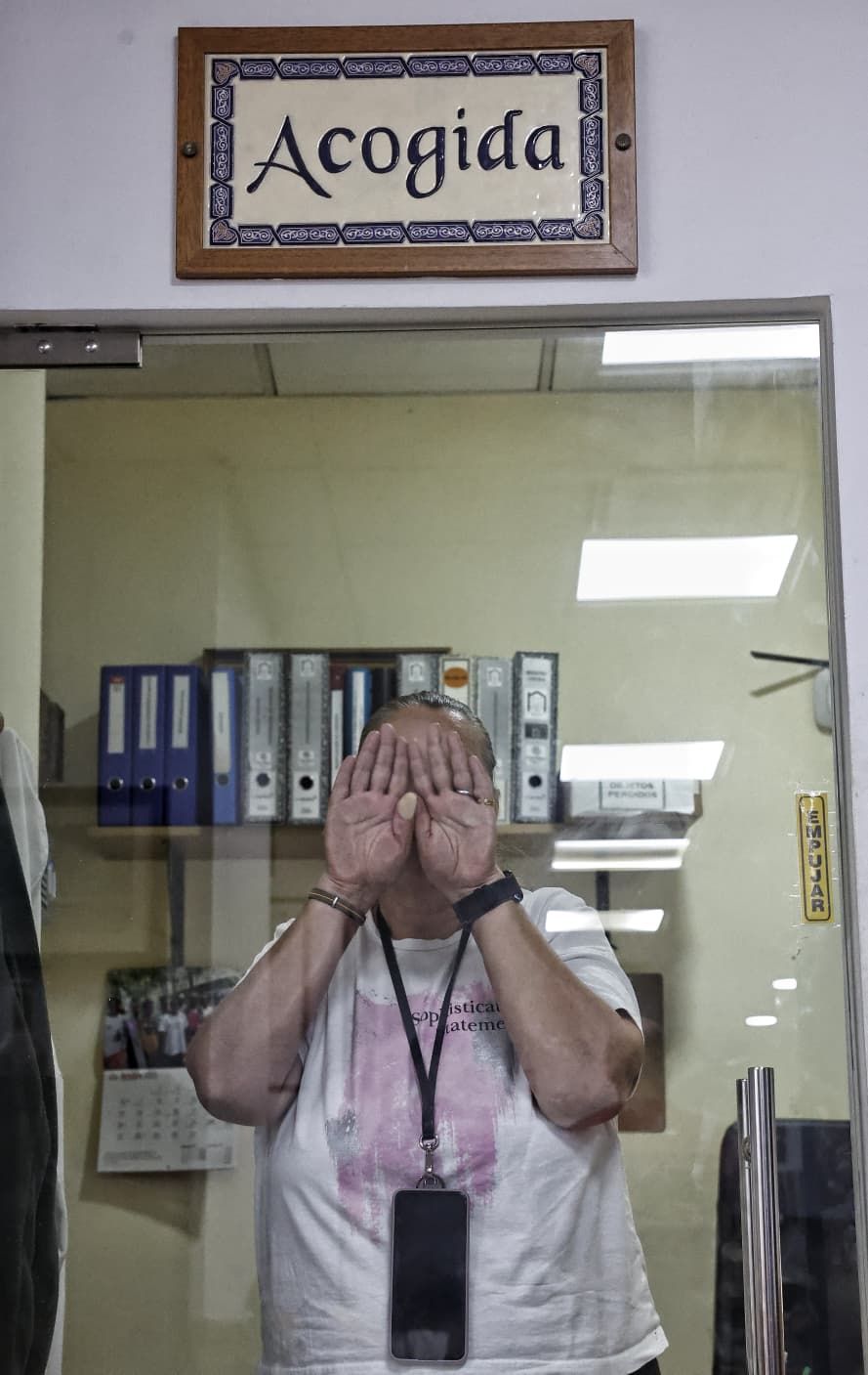 Carina posa tapándose el rostro en Calor y Café.