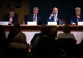 Esteban, durante la charla, acompañado de Pedro Luis Gómez (izquierda), Enrique Gómez-Puig y Emilio Alba (derecha).