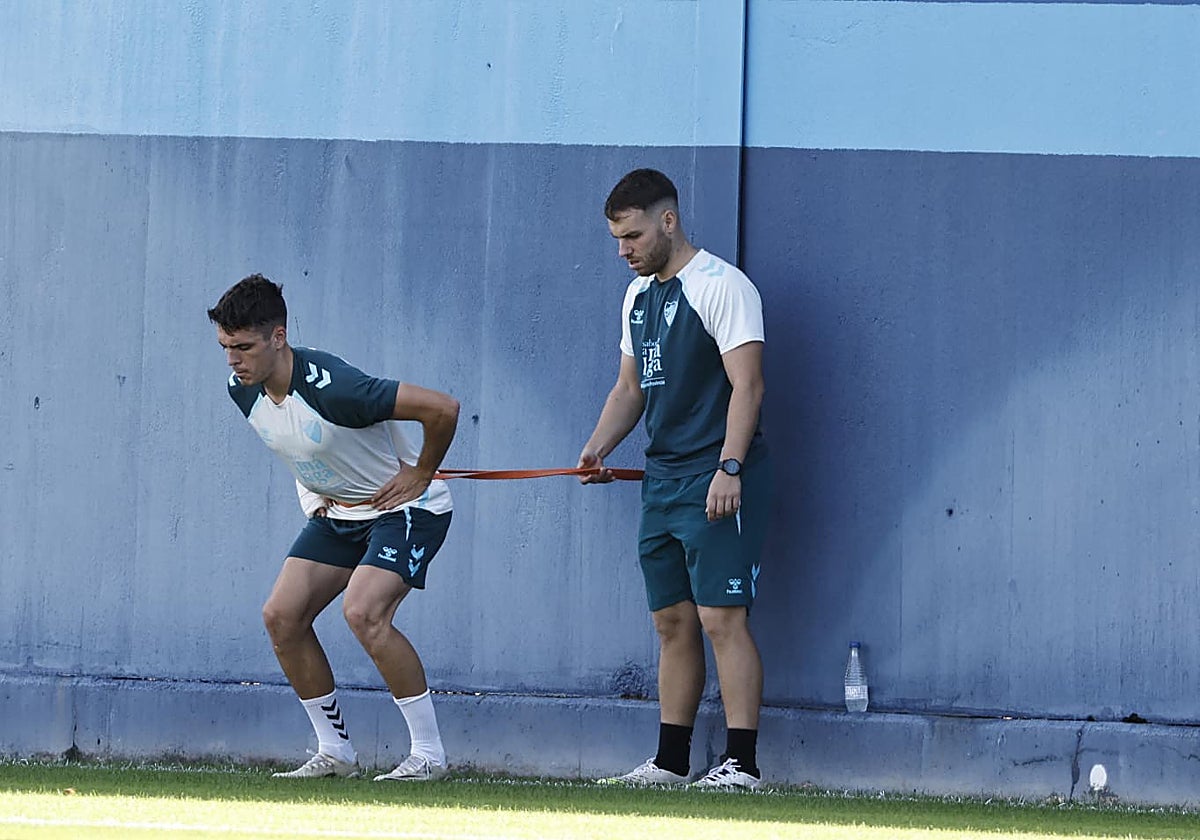 Gabilondo realiza ejercicios específicos con el preparador físico.