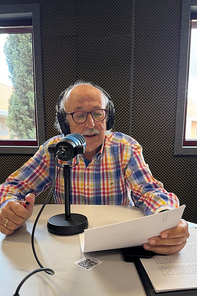 El malagueño Rafael Salas, durante una de sus grabaciones de podcast en el taller de la Universidad de Málaga.