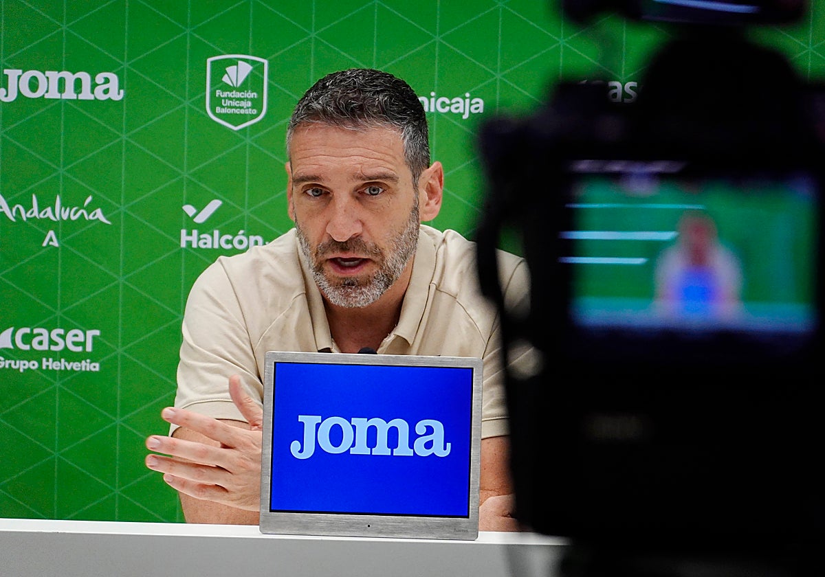 Ibon Navarro, en la sala de prensa, antes de viajar a la isla.