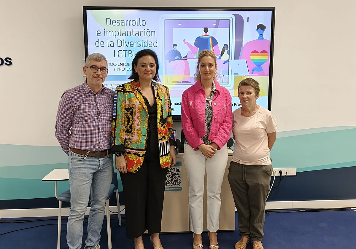 El concejal de Igualdad, la alcaldesa de Torremolinos, la diputada de Empleo y Formación y la abogada encargada del curso sobre diversidad.