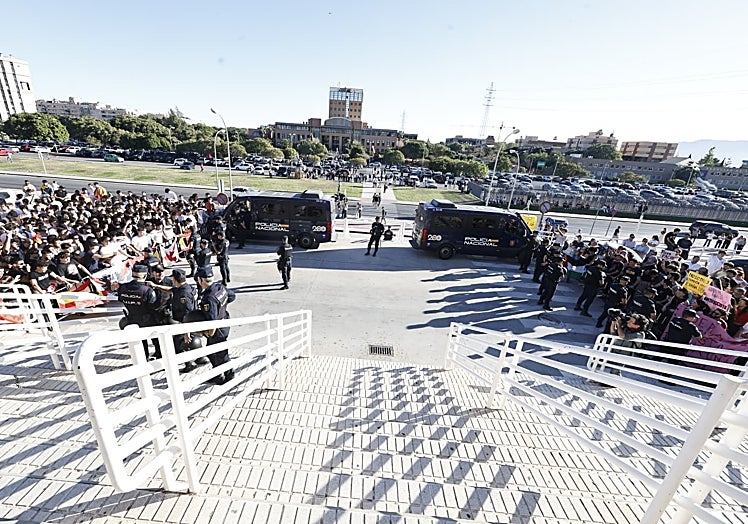 Los dos grupos, separados por el dispositivo policial.