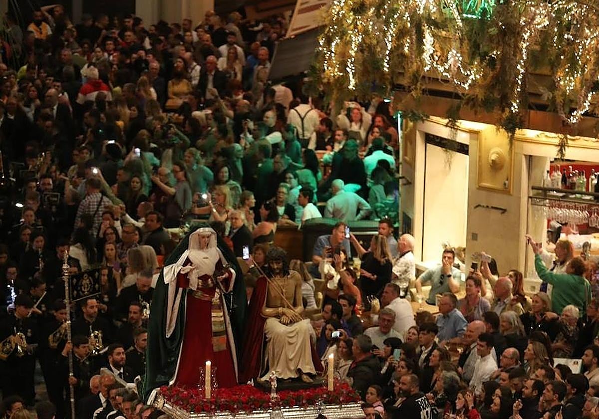 Paso de un trono entre mesas y sillas en el Centro.