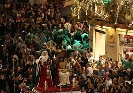 Paso de un trono entre mesas y sillas en el Centro.