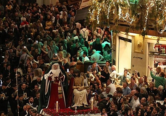 Paso de un trono entre mesas y sillas en el Centro.