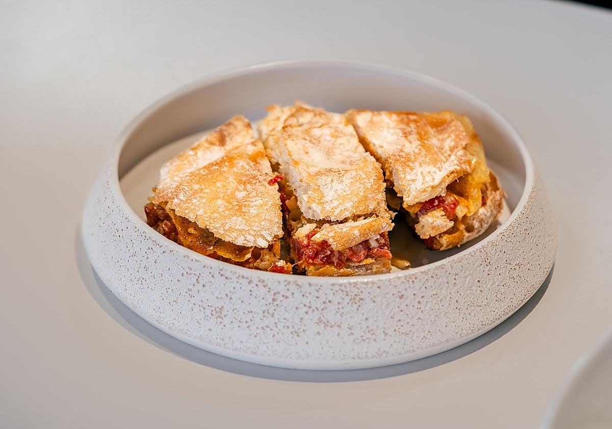 Imagen principal - Mollete de steak tartar de La Cosmo. Mollete de papada ibérica, pepino, cebolleta y salsa hoisin de Primeria Selection. Mollete de panceta confitada de Tragatá. 