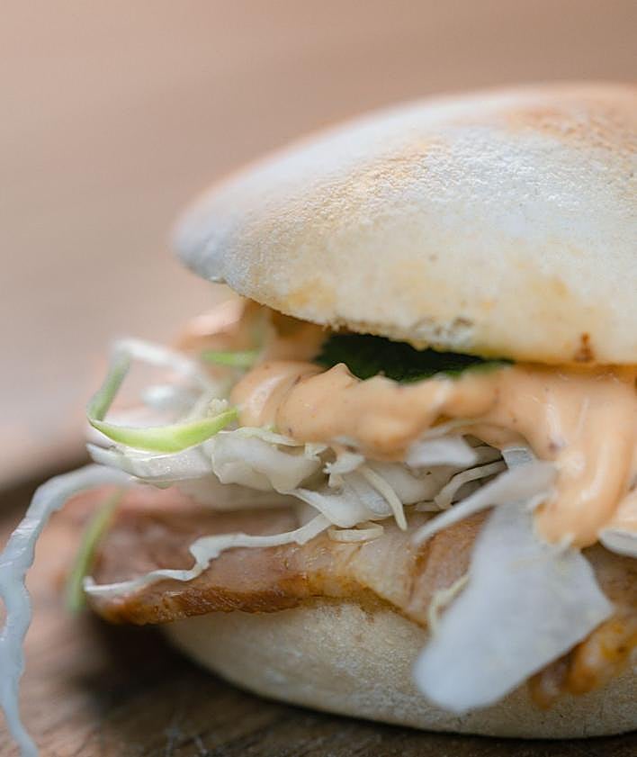 Imagen secundaria 2 - Mollete de steak tartar de La Cosmo. Mollete de papada ibérica, pepino, cebolleta y salsa hoisin de Primeria Selection. Mollete de panceta confitada de Tragatá. 