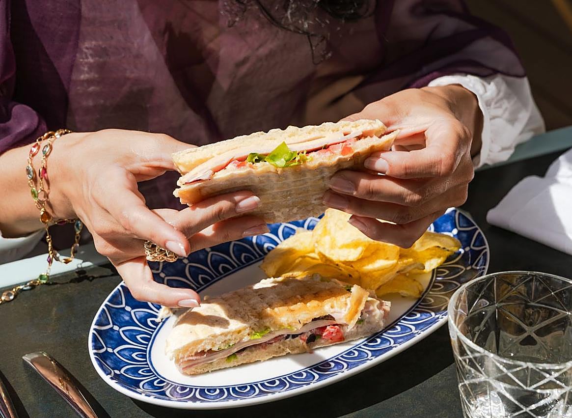Imagen secundaria 1 - Mollete de presa ibérica a la parrilla de El Lagar de Verum. Campero malagueño de pollo aliñado de La Terraza de Solecio. Mollete de panceta ibérica y huevo de codorniz de Tragabuches. 