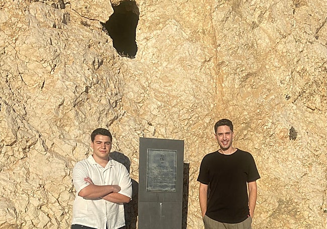 El ensayista novel con su profesor del instituto en los túneles del Cantal, donde, como en en paseo marítimo de La Cala del Moral, hay vestigio del cañoneo de los cruceros Baleares, Canarias y Almirante Cervera sobre la población civil.