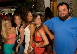 Imagen del padre Fran con varias mujeres publicada en sus redes sociales.