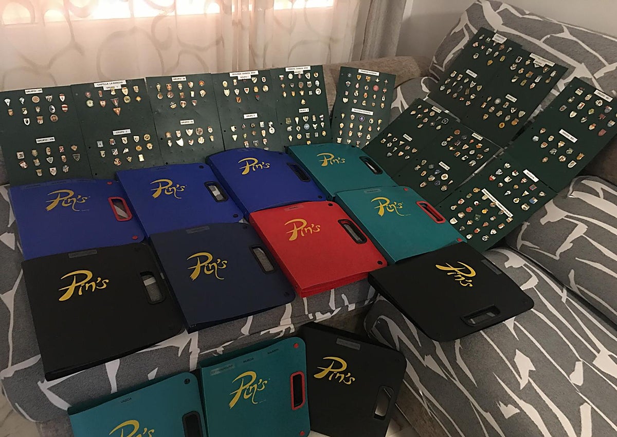 Imagen secundaria 1 - El alhaurino que atesora más de 3.000 insignias de equipos de fútbol