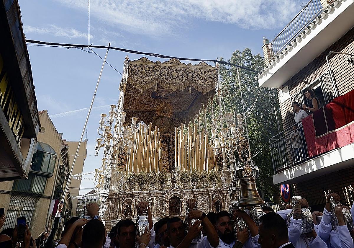 El trono de la Virgen de la Trinidad, durante la procesión este sábado.