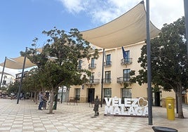 Fachada principal del Ayuntamiento de Vélez-Málaga en la céntrica plaza de Las Carmelitas.