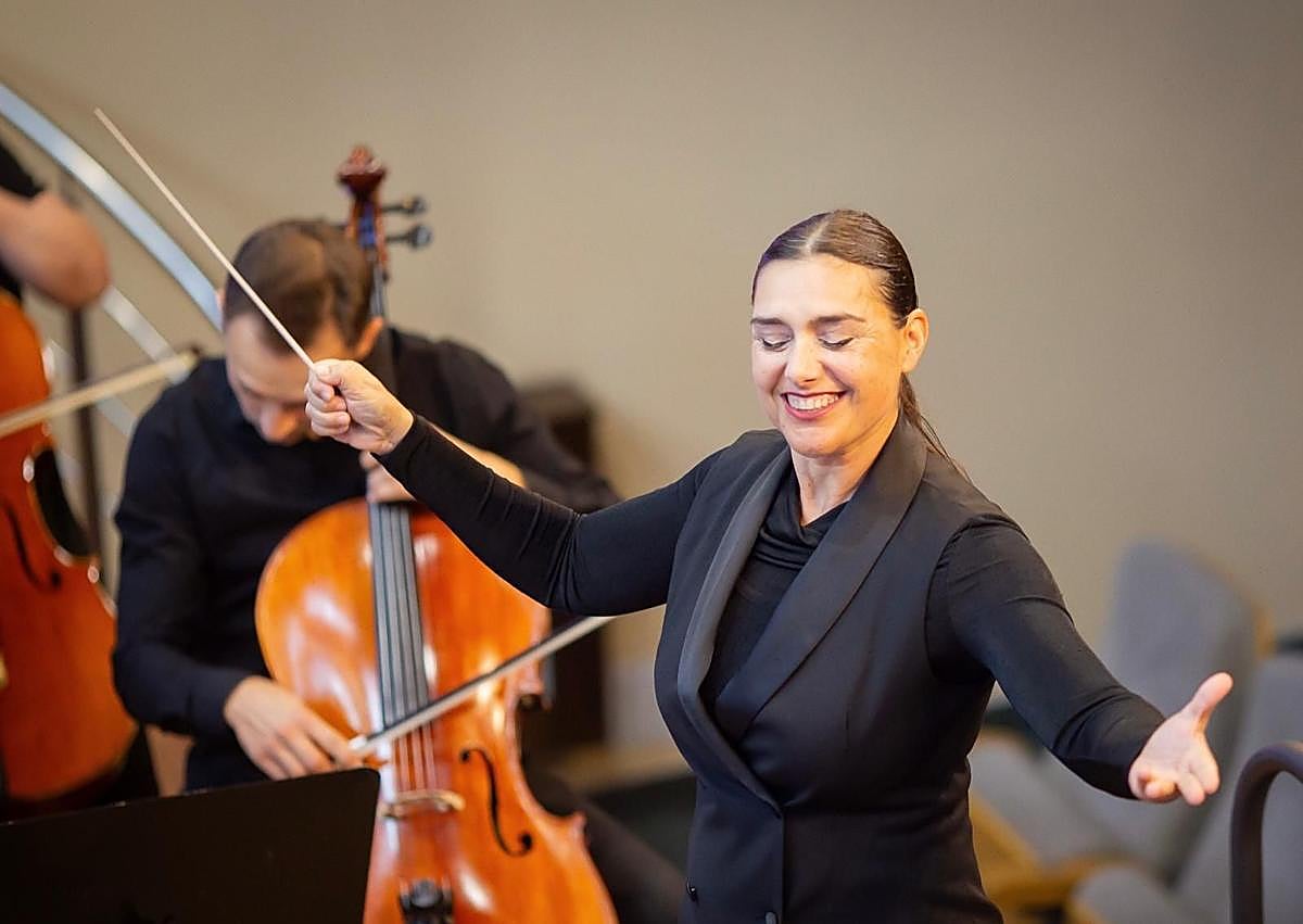 Imagen secundaria 1 - La soprano Berna Perles con Miguel Pérez, Silvia Olivero Anarte en Pitesti, y Maite Rojas en París.