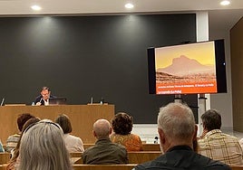 Juan Benítez es catedrático de Literatura