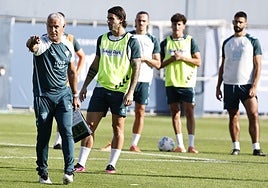 Sergio Pellicer dirige a sus hombres en un entrenamiento de esta semana.